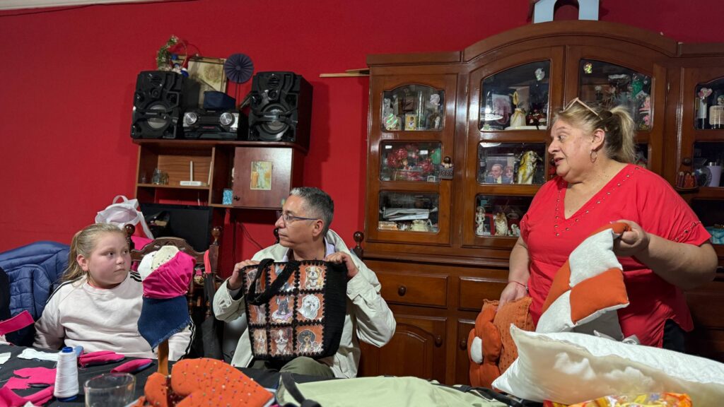 El taller de reciclado y costura de Barrio Aguas Corrientes ya está en plena producción taller