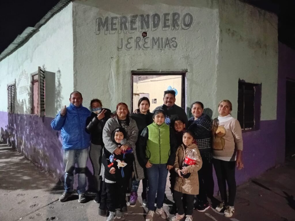 Inclusión y encuentro comunitario en una hamburguseada solidaria en Barrio Juan XXIII merendero