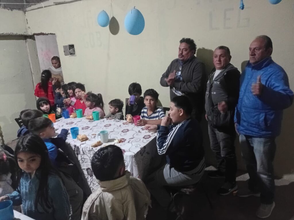 Inclusión y encuentro comunitario en una hamburguseada solidaria en Barrio Juan XXIII merendero1