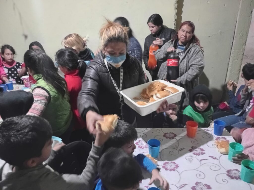 Inclusión y encuentro comunitario en una hamburguseada solidaria en Barrio Juan XXIII merendero2