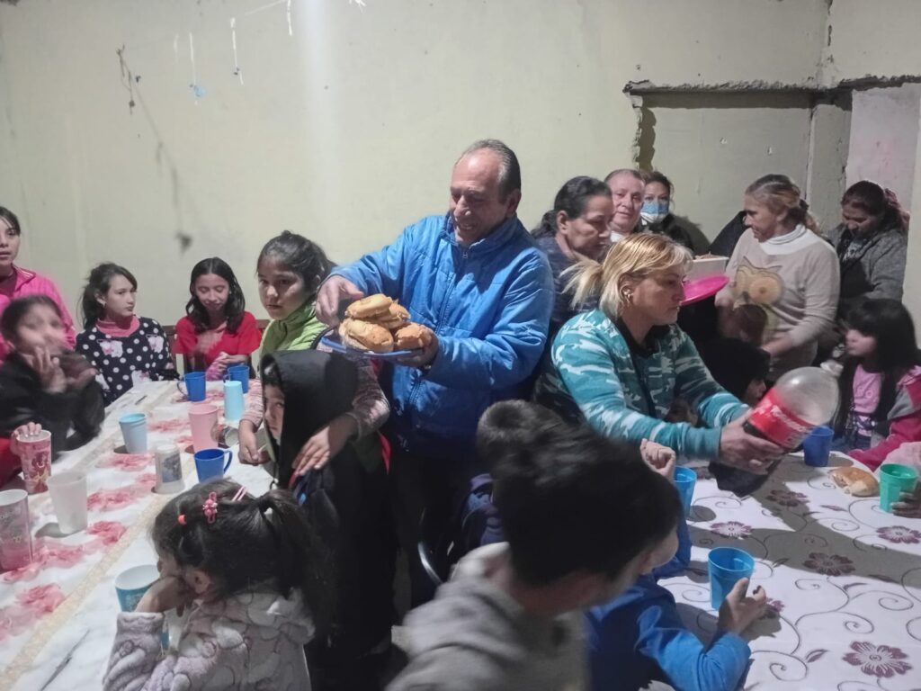 Inclusión y encuentro comunitario en una hamburguseada solidaria en Barrio Juan XXIII merendero3