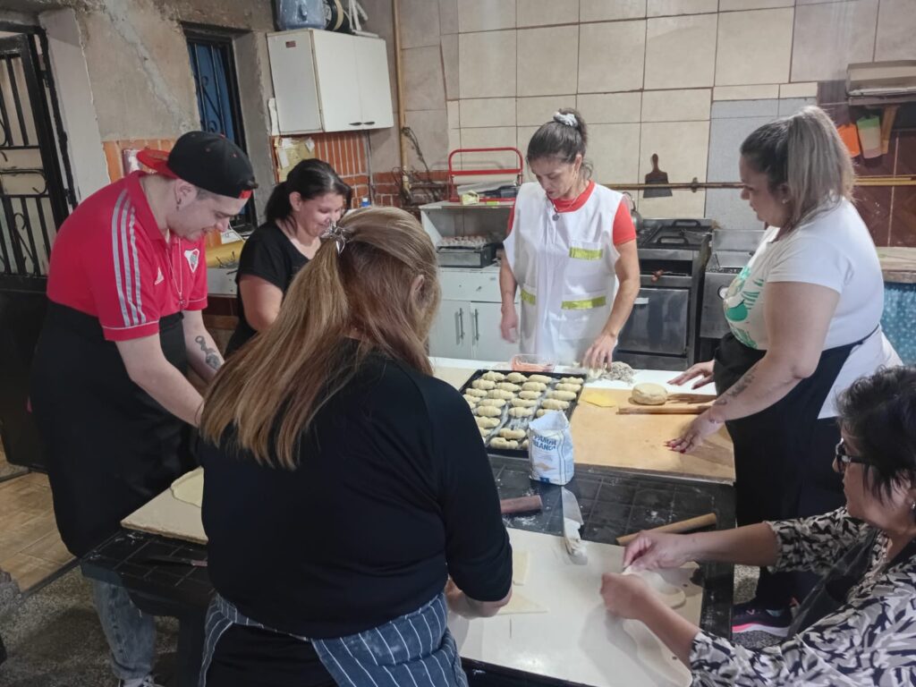 Taller de panadería en B° Francisco de Aguirre: una iniciativa que fortalece la inclusión y el trabajo comunitario panaderia1