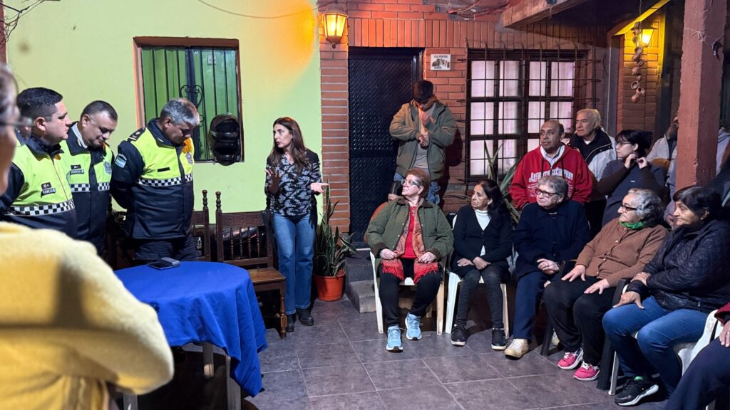 Vecinos y autoridades fortalecen el diálogo para mejorar la seguridad en el barrio Francisco de Aguirre 4974371474181393372