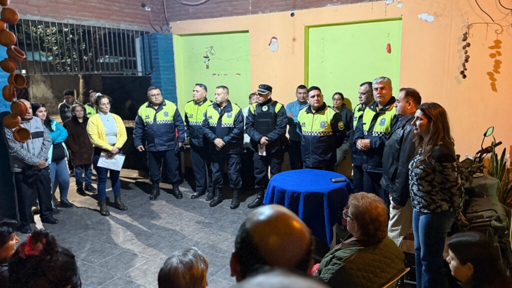 Vecinos y autoridades fortalecen el diálogo para mejorar la seguridad en el barrio Francisco de Aguirre 4974371474181393375