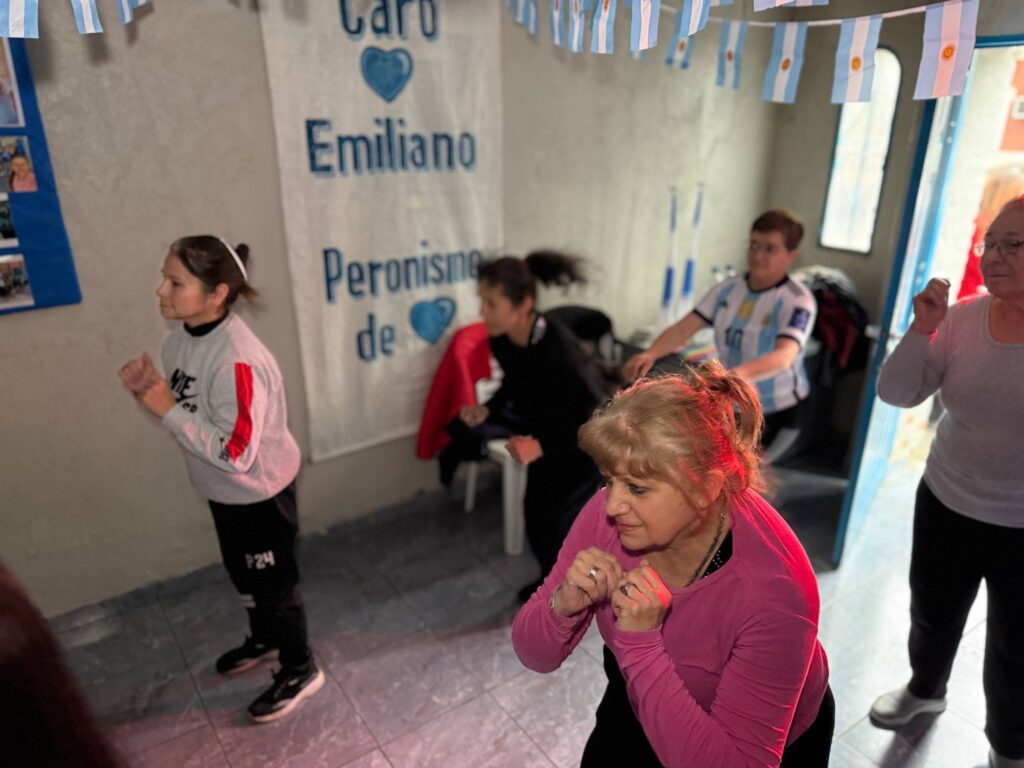La actividad física como espacio de encuentro y bienestar: vecinos participaron de una clase de Zumba 5012675641794563172