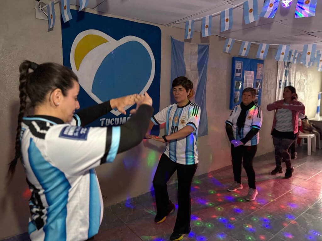 La actividad física como espacio de encuentro y bienestar: vecinos participaron de una clase de Zumba 5012675641794563174
