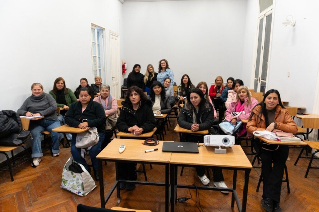 La Universidad San Pablo-T abrió sus puertas para brindar una capacitación en diseño textil a emprendedoras de distintos barrios 5050894605846514725