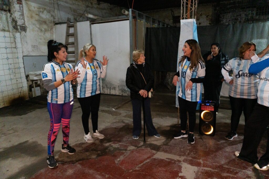 Música, movimiento y comunidad: una nueva jornada de zumba en Villa 9 de Julio 5053209911046638664