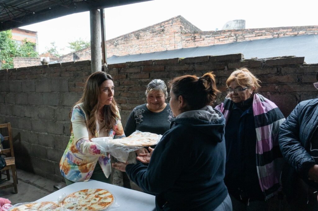 Cocina comunitaria en Villa Muñecas: un espacio que fortalece la solidaridad entre vecinos 5140980707361492488