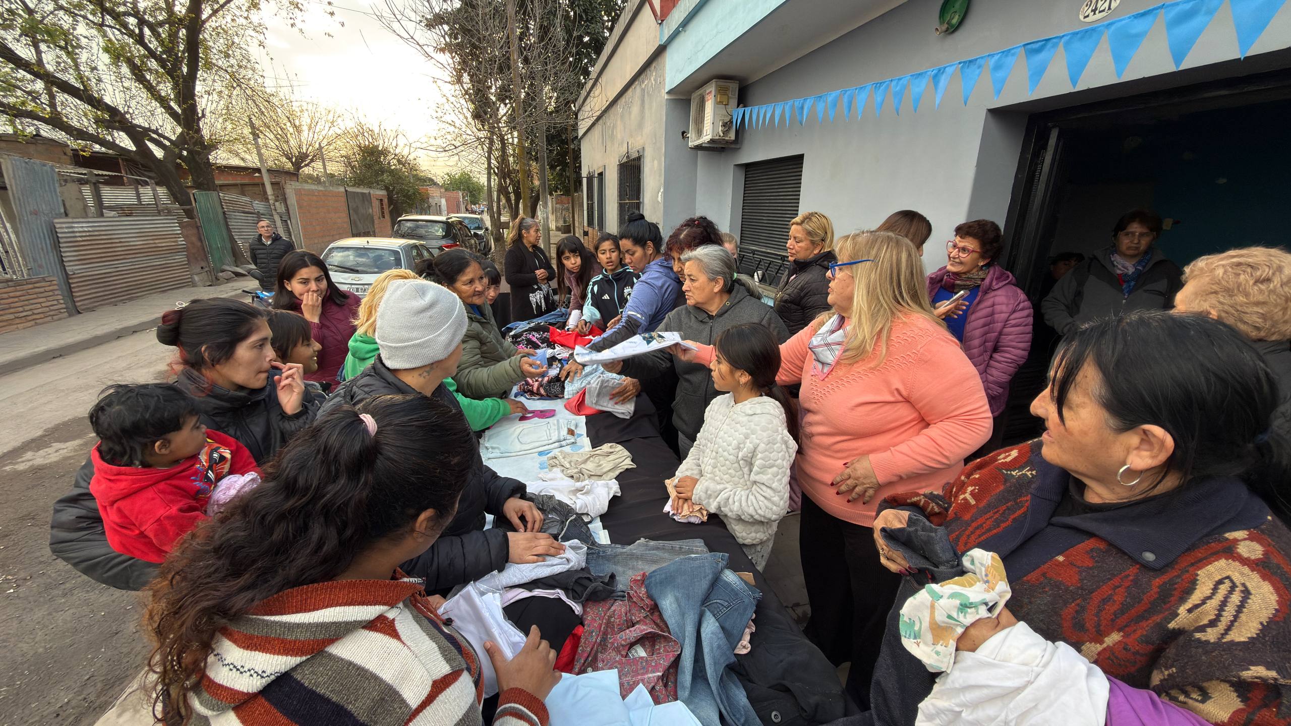 Ropero Comunitario en Aguas Corrientes: solidaridad que fortalece a la comunidad 4902204972657740981
