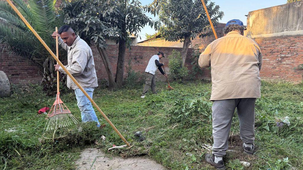 Villa Angelina: Tucumán en Positivo realizó un operativo de limpieza junto a vecinos 4967800633780014221